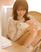 暖色灯光下，女孩托腮专注阅读，镜片反照出文字，静谧深夜唯有书相伴