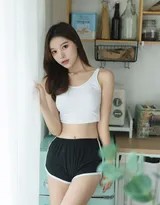 逆光勾勒出她身体的纤细轮廓，发丝边缘泛起金色的微光，一种静谧而圣洁的氛围在空气中悄然弥漫。