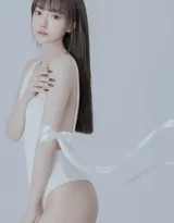 近距离特写少女面容，她眼眸低垂嘴角含笑，几缕发丝柔和垂落，极致纯净的神情中蕴藏着细腻情绪