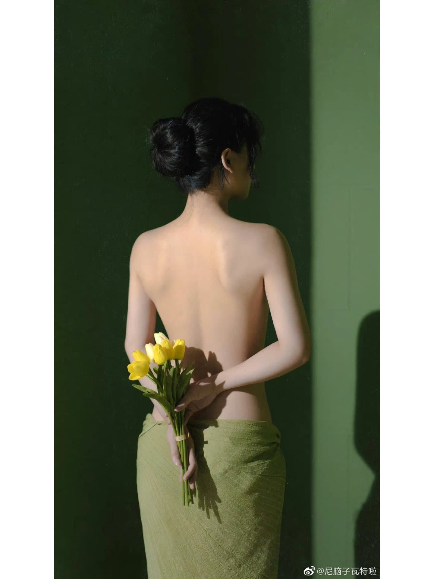 都市天桥上的惊鸿一瞥，风衣下摆随风轻扬的洒脱瞬间