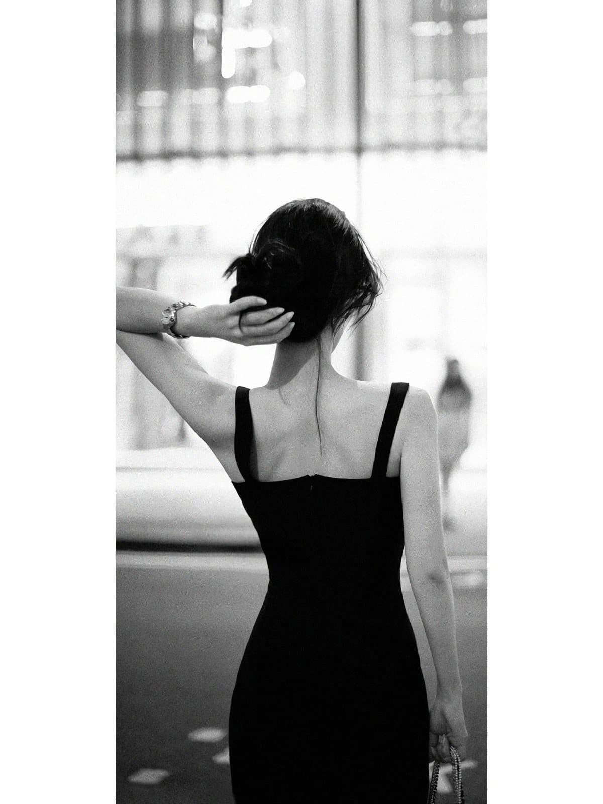 咖啡馆角落，午后阳光在柔软针织衫上投下的静谧光影