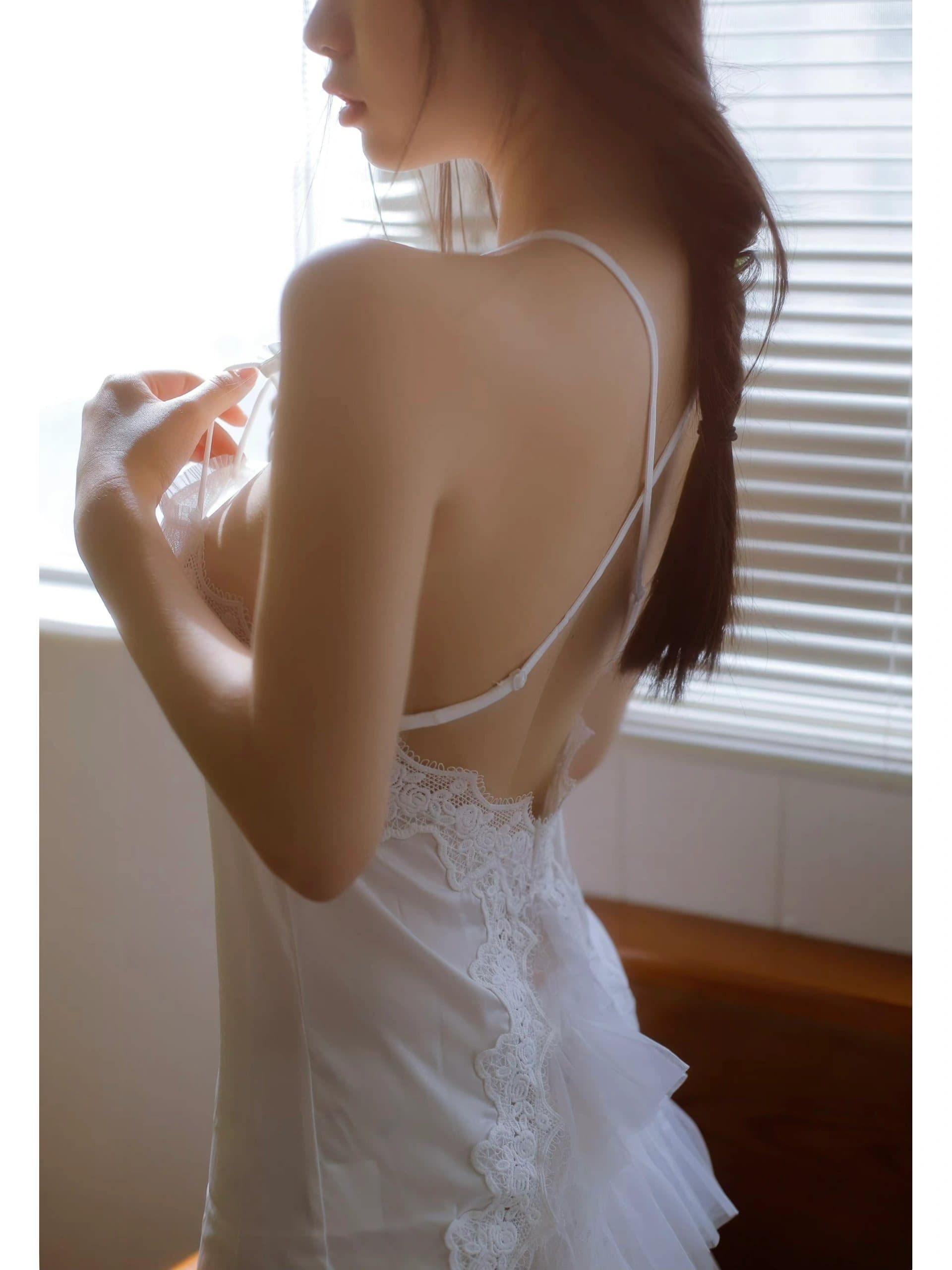 家居时光，简约衬衫下若隐若现的流畅肩线与静谧氛围