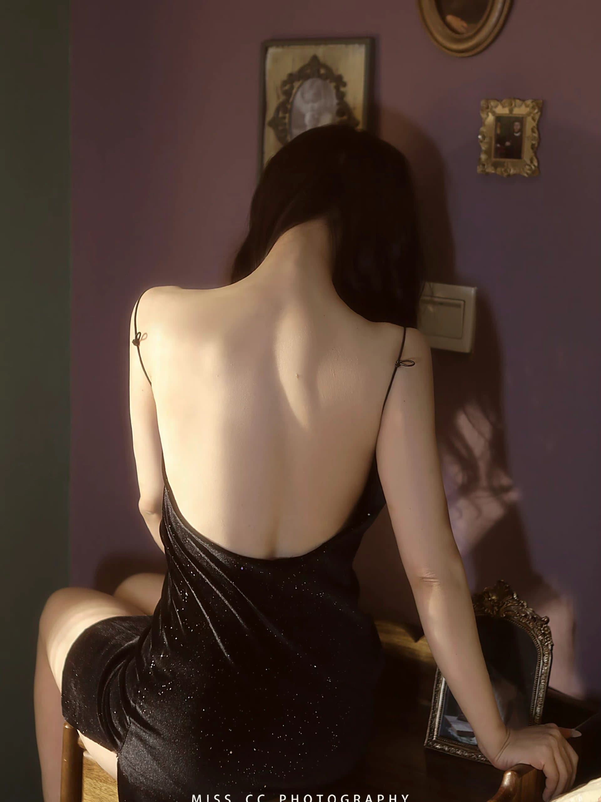 画廊深处，驻足画前的身影与艺术品构成和谐而沉思的双重画卷