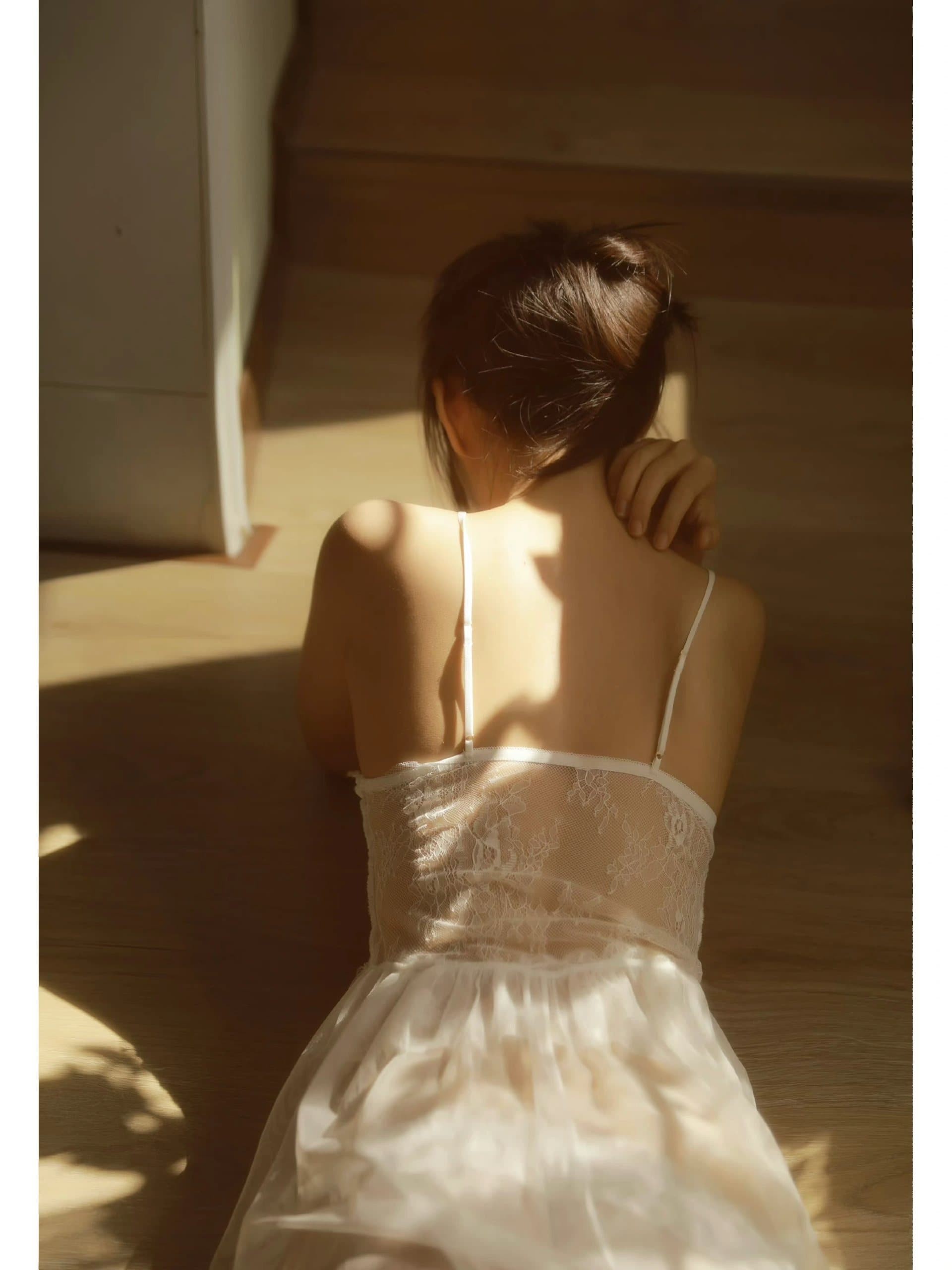 秋日公园长椅，独自享受闲暇时光的宁静背影与飘落的银杏叶