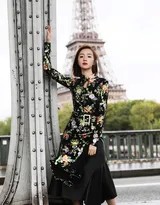 胡冰卿漫步于石板路上，背景斑驳柔和，其身影婀娜如一首行走的东方诗歌