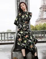 胡冰卿侧身倚靠石栏，旗袍立领修饰出天鹅颈，静谧中散发高贵气场