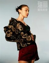 袁姗姗以精致妆容凝视镜头，黑色服饰衬托出强大气场与时尚表现力