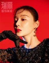 袁姗姗身着休闲服饰展露灿烂笑容，瞬间散发出阳光温暖的亲和感染力