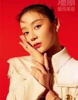 袁姗姗展现优雅背部线条，服装细节与整体构图尽显高级质感与女性魅力