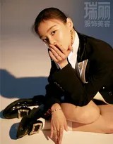 袁姗姗侧身倚靠展现完美身体曲线，光影交织凸显肌肤质感与静谧美感