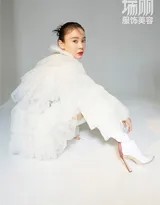 袁姗姗轻靠沙发眼眸低垂，柔和光线营造出静谧而富有故事感的氛围