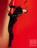 袁姗姗回眸瞬间眼神明亮，发丝轻扬捕捉到灵动自然又不失个性的神态