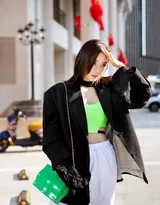 袁姗姗以清爽丸子头造型面对镜头，眼神坚定有力，展现独立都市女性气质