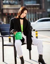 袁姗姗漫步于都市街景，黑白穿搭简约高级，整体造型洒脱随性充满时尚感