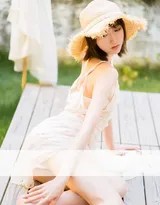 清澈水珠自柔美的肩头滑落，在肌肤上勾勒出闪亮的轨迹，吊带裙的细带轻挂，诉说着一份不经意的浪漫