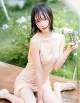 侧身回眸间，湿润的发丝贴着脸颊，水痕在灯光下犹如星光闪烁，勾勒出从下颌至锁骨的完美弧度