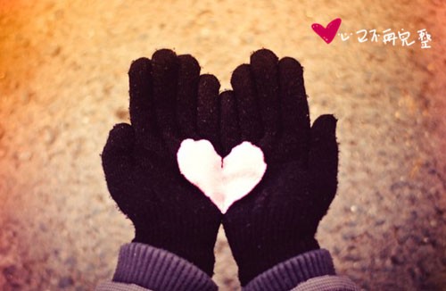 心形光影交错下的浪漫梦境，色彩斑斓中流淌着温柔情愫