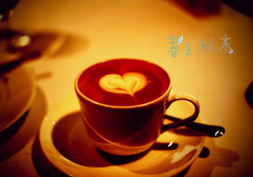 心形烛光摇曳的温馨夜晚，金色光芒照亮了爱情的静谧角落