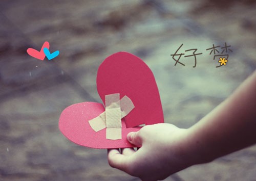 心形湖畔倒影的静谧美好，水波轻漾间映照出爱情的纯净