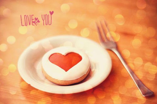 心形气球飞升的欢乐时刻，五彩斑斓中放飞爱情的梦想