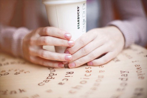 少女侧影静立黄昏窗边，暖色调的光晕模糊了现实的轮廓，唯留一份温柔的孤寂