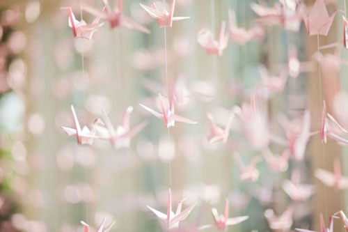 长发女孩的背影融入暮色天际线，发丝与风轻扬，仿佛下一秒就要与远方的温柔暮光融为一体