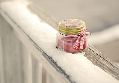 微光勾勒室内静谧一角，尘粒在光柱中舞蹈，空椅与散落的书本静候着一段未完结的故事