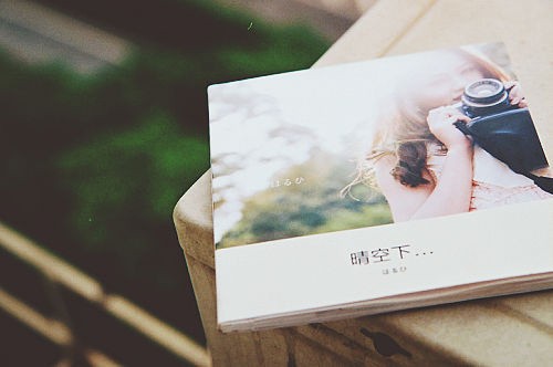 逆光中的纤细手掌轻触透明玻璃，水珠蜿蜒而下，仿佛试图触碰窗外不可及的世界