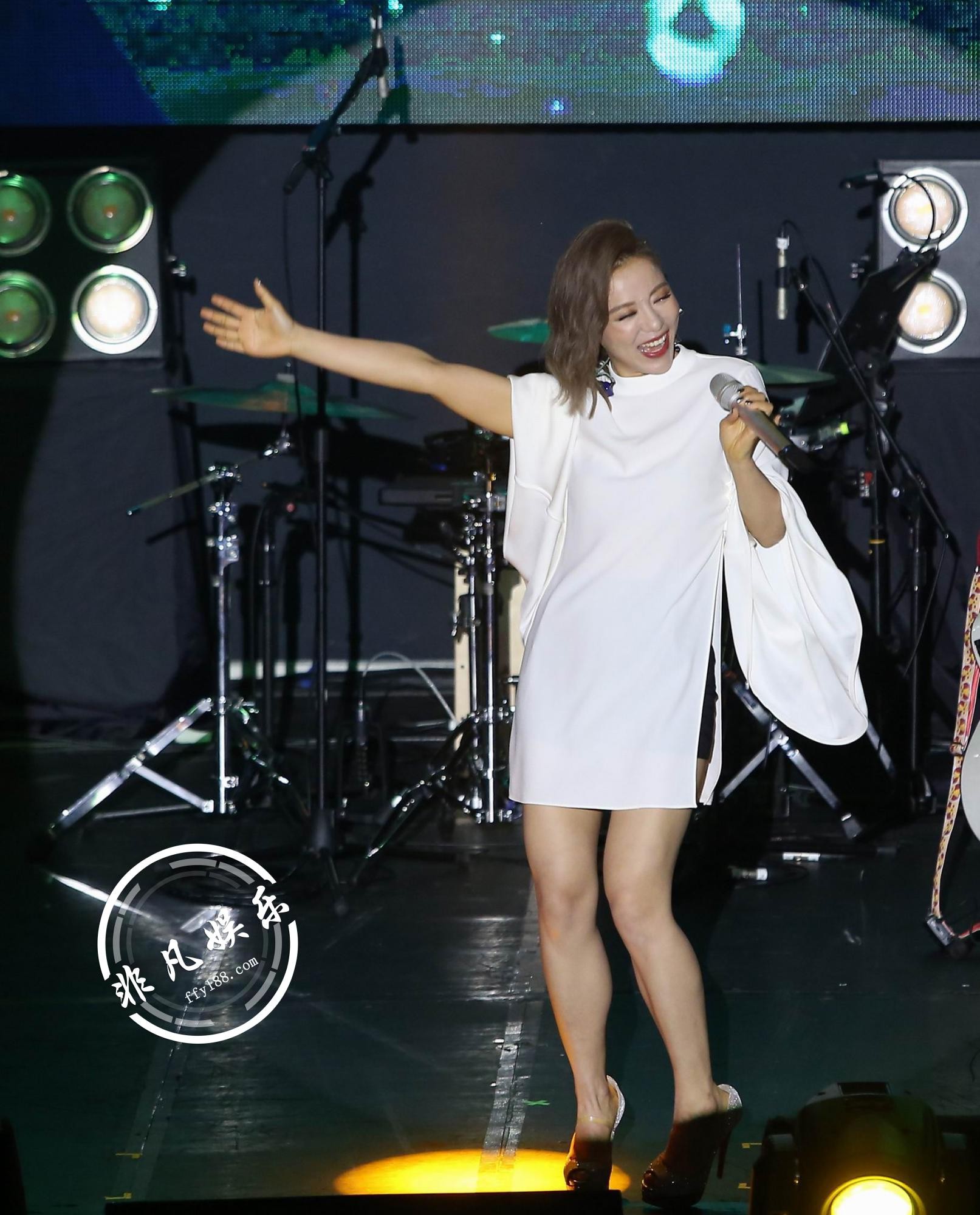 丁当倚靠窗边眼神深邃 午后光影勾勒其静谧文艺氛围