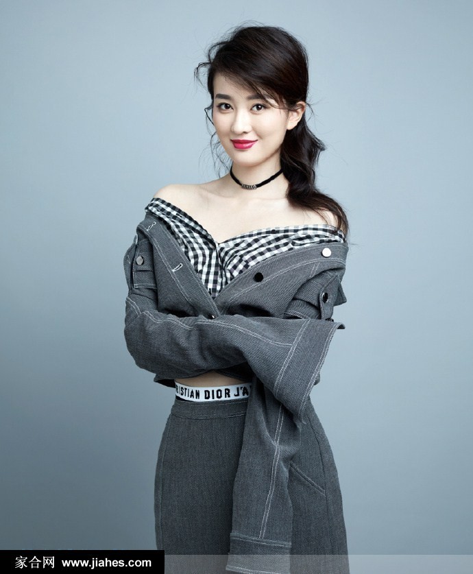 乔欣身着简约黑色长裙背影纤秾合度，回眸间尽显冷艳优雅气质