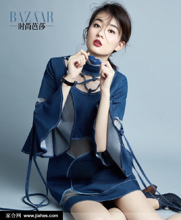 乔欣眼眸低垂眼神迷离，红唇微启在静谧中诉说无尽故事感