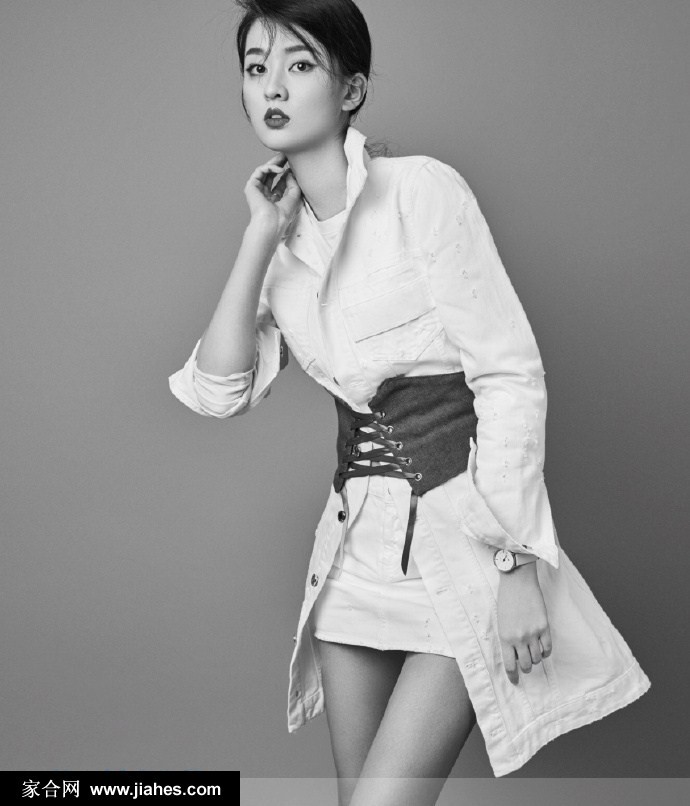 乔欣侧身展现精致锁骨与优雅肩线，肌肤在光影下如绸缎般散发细腻光泽