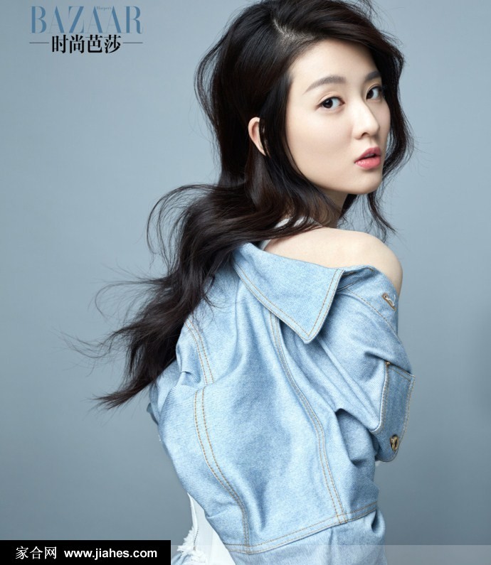 乔欣长发披肩眼神深邃望向远方，仿佛沉浸在独自的静谧思绪之中