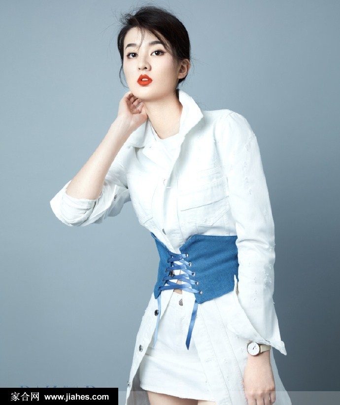 乔欣置身光影交织处肩部线条精致，一抹红唇点亮整体复古氛围