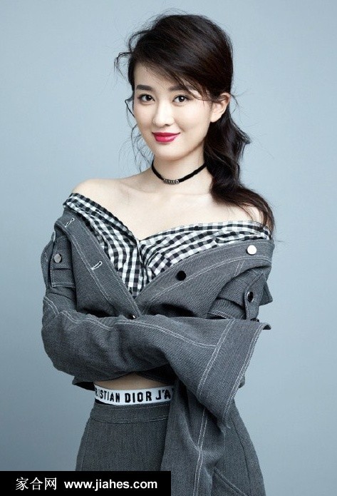 乔欣以手轻托脸颊眼神笃定而温柔，展现动静皆宜的多元魅力