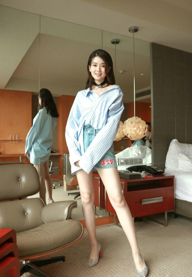 乔欣倚靠窗边侧颜浅笑，薄纱衬衣透出朦胧光影