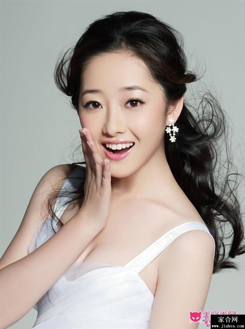 蒋梦婕身穿繁花刺绣长裙侧身站立，裙摆铺陈如花海，面容宁静宛如油画中的仙子