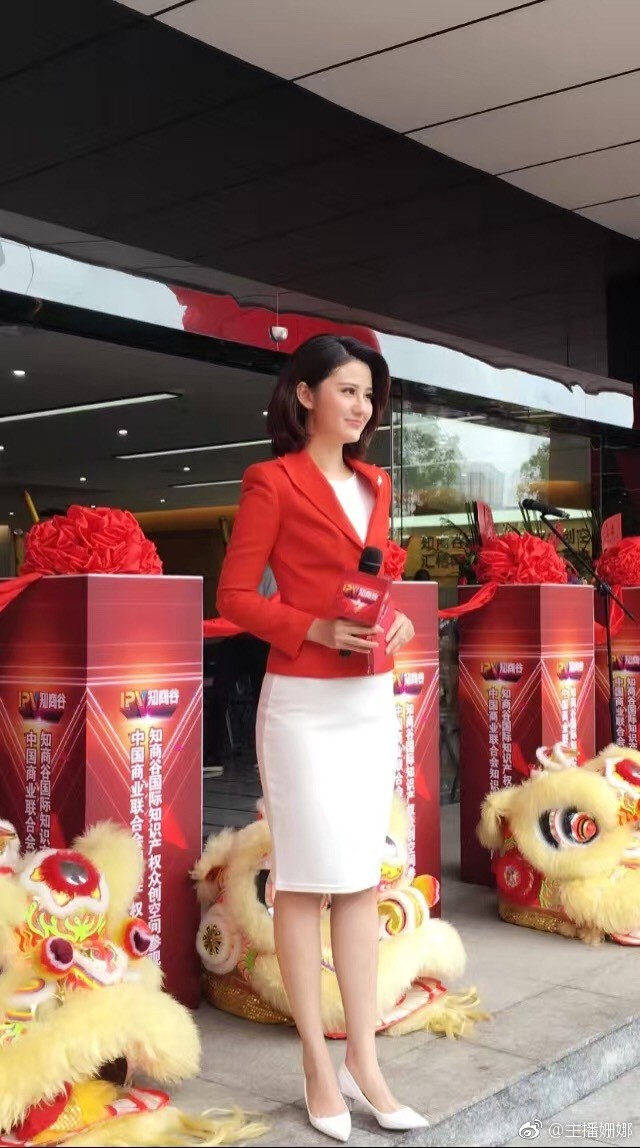 姗娜侧身聆听嘉宾发言，专业专注，仪态优雅