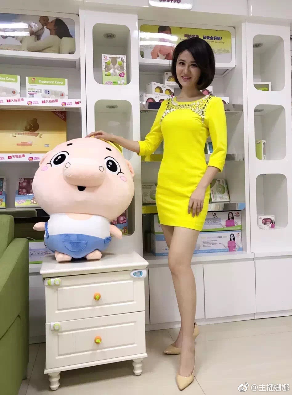 姗娜手持资料文件，目光睿智，尽显新闻主播的专业风范