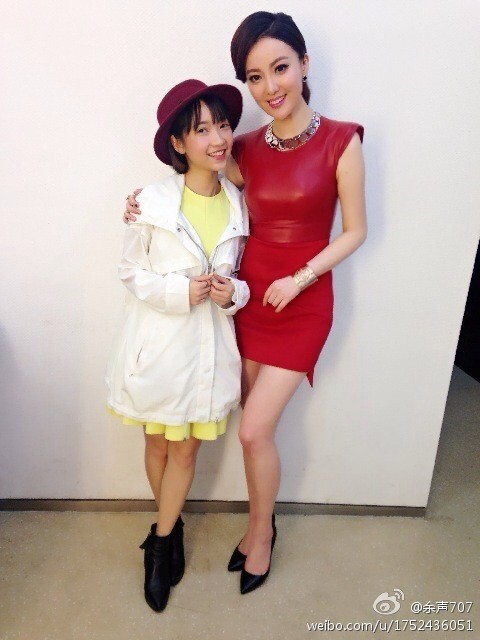 余声低头浅笑，发丝自然垂落，于不经意间流露出温柔婉约的气质