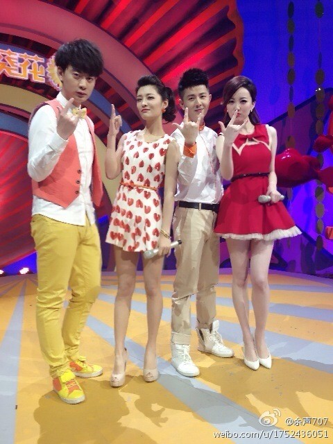 余声身着简约服饰坐在桌前，神情专注宁静，仿若在思考或阅读