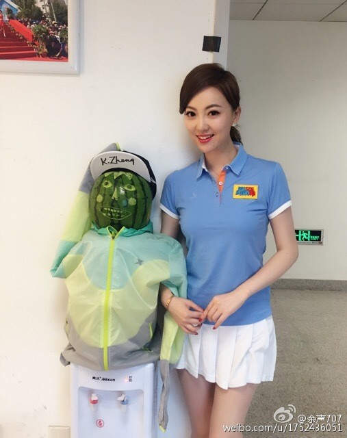 镜头前的余声姿态放松，面容洁净，展现自信优雅的成熟风韵