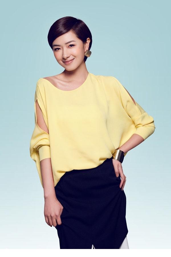 倪妮以背头造型出镜 身穿廓形西装单手插兜 展现飒爽中性魅力