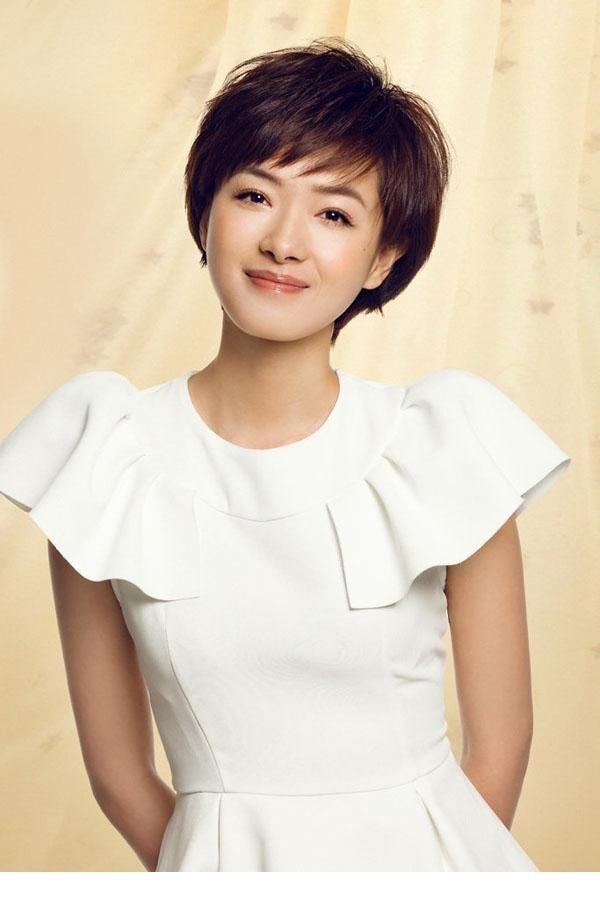 倪妮身穿简约黑色吊带裙倚靠墙边 侧颜轮廓在朦胧光影中如诗如画