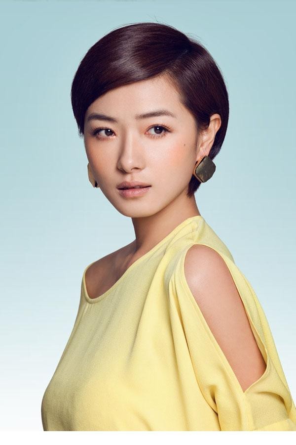 倪妮身着丝质长袍立于窗前 逆光勾勒出她舒展而优美的身体曲线