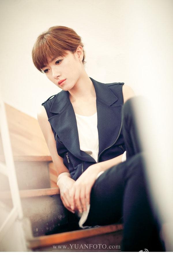 倪妮慵懒侧卧于沙发 光影斑驳洒落周身 尽显迷离而优雅的魅惑氛围