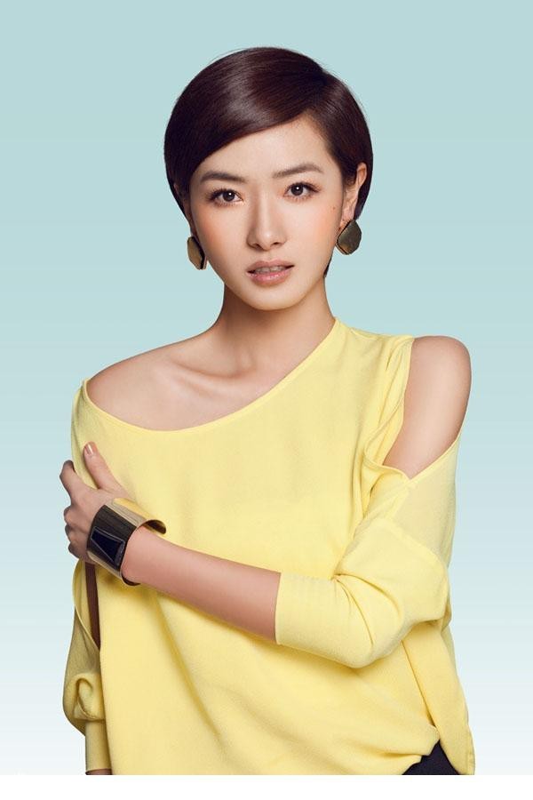 特写镜头下倪妮凝视镜头 眼神深邃充满故事感 红唇与肌肤形成鲜明对比