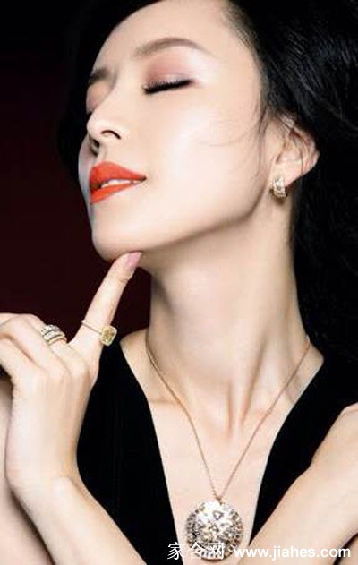 张静初穿米黄色低胸上衣搭配金黄皮裤，展现法式浪漫与不羁的野性