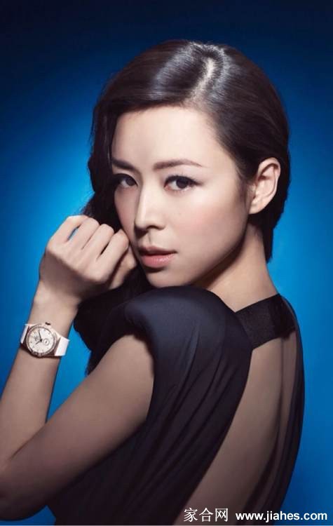 张静初一袭红裙置身光影交错间，回眸瞬间尽显绝世风华与故事感