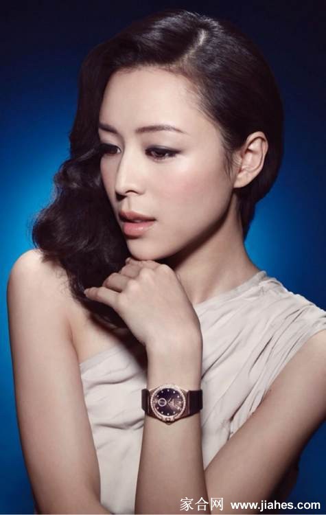 张静初身着黑色长裙侧身而立，流畅的身体曲线在光影中如诗如画